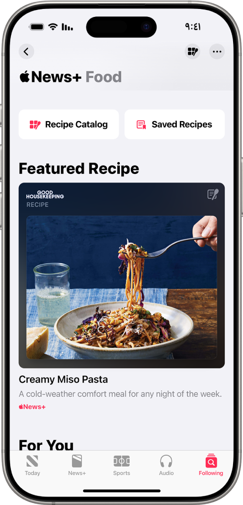 وصفة في Apple News+ تحتوي على زرين Recipe Catalog و Saved Recipes.
