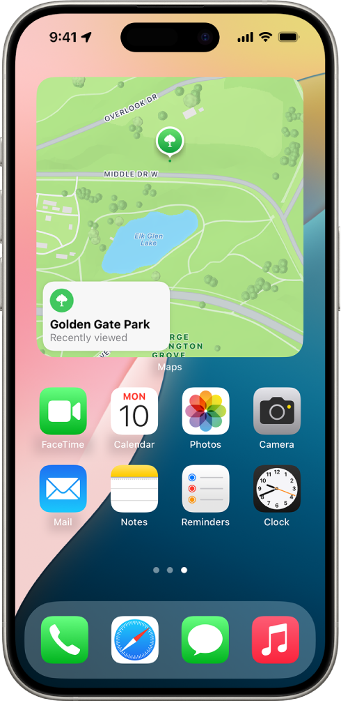 iPhone-এর হোম স্ক্রিনে ম্যাপ অ্যাপের উইজেট, অন্যান্য উইজেট এবং অ্যাপের আইকন।