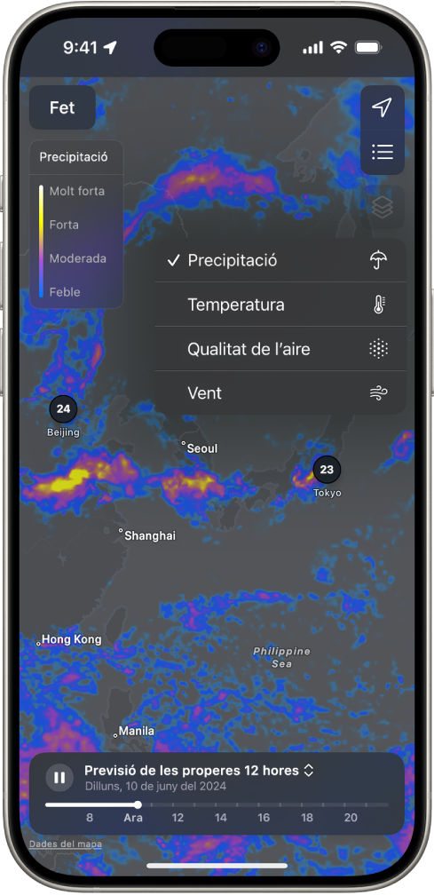 Un mapa de la temperatura de la teva zona ocupa tota la pantalla de l’iPhone. A l’angle superior dret, de dalt a baix, hi ha els botons “Ubicació actual”, “Ubicacions favorites” i “Menú de superposició”. El botó “Menú de superposició” està seleccionat, i es mostren els botons “Precipitació”, “Temperatura”, “Qualitat de l’aire” i “Vent”. El botó de Precipitació està seleccionat. A l’angle superior esquerre hi ha el botó “Fet” i l’escala de superposició del mapa de precipitació.