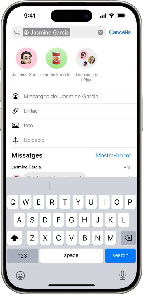 El camp de cerca a l’app Missatges. El camp de cerca conté una etiqueta que limita la cerca als missatges d’una persona. Les altres etiquetes que es poden afegir al camp de cerca (“Foto”, “Enllaç”, “Ubicació” i “Document”) apareixen com a opcions.