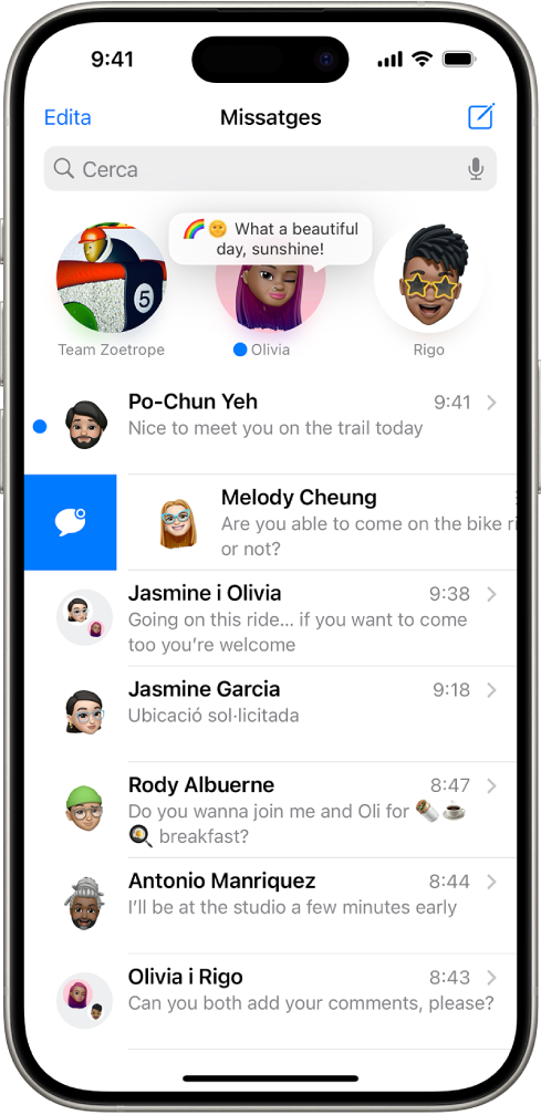 Una llista de converses de l’app Missatges amb dos missatges sense llegir i un altre que es marcarà com a no llegit.