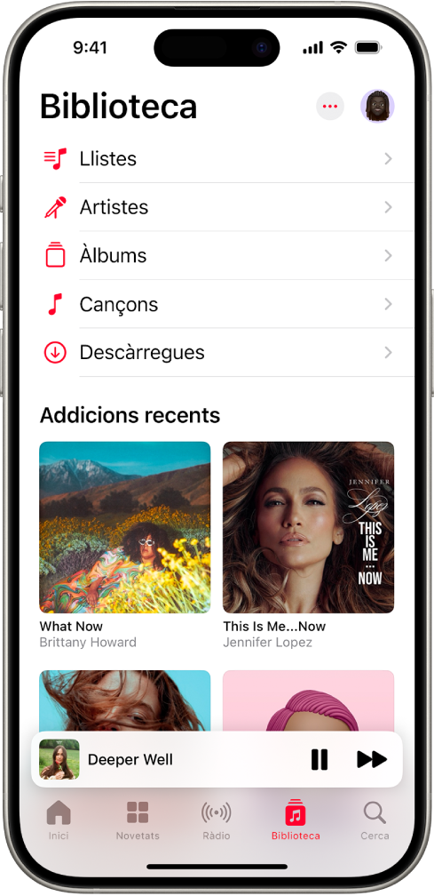 Pantalla de la biblioteca amb un llistat de categories que inclou “Llistes”, “Artistes”, “Àlbums”, “Cançons” i “Descàrregues”. La capçalera “Afegit recentment” es mostra sota la llista. El minireproductor amb el títol de la cançó que s’està reproduint i els botons “Pausa” i “Següent” són a prop de la part inferior.