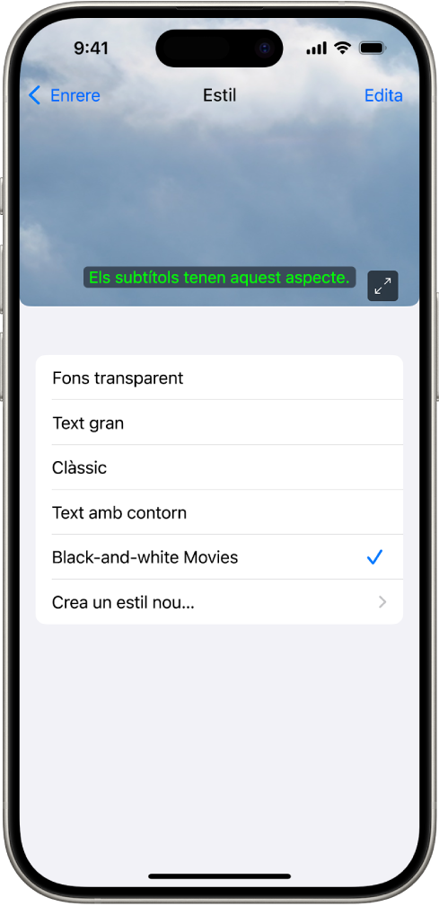 Un iPhone en què es veu un exemple de subtítols amb un estil personalitzat.