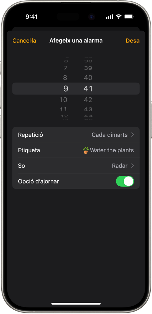 Es mostra una pantalla per canviar una alarma amb la configuració per canviar-ne l’hora, escollir si l’alarma es repeteix, afegir una etiqueta a l’alarma, seleccionar un so i activar l’opció d’ajornar.