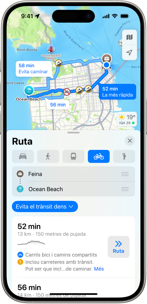 Un mapa que mostra opcions de ruta en bicicleta. La targeta de la ruta, a la part inferior, proporciona detalls, com ara el temps de viatge estimat, els canvis en l’elevació i els tipus de carreteres. A la dreta dels detalls hi ha un botó “Ves-hi”.