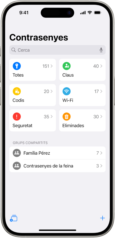 La pàgina d’inici de l’app Contrasenyes, amb botons per a “Totes”, “Claus”, “Codis de verificació”, “Wi-Fi”, “Seguretat” i “Eliminades”, juntament amb una llista de grups compartits.
