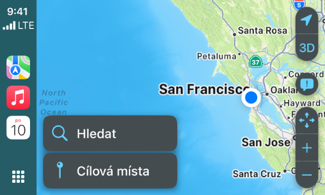 Obrazovka CarPlay zobrazující mapu San Francisca. Na pravé straně jsou tlačítka umístění, 3D, hlášení nebezpečí a přiblížení. Ve spodní části jsou tlačítka Hledat a Destinace.