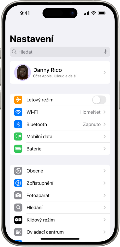 Obrazovka Nastavení ukazuje, že iPhone je připojen k síti Wi-Fi s názvem HomeNet.