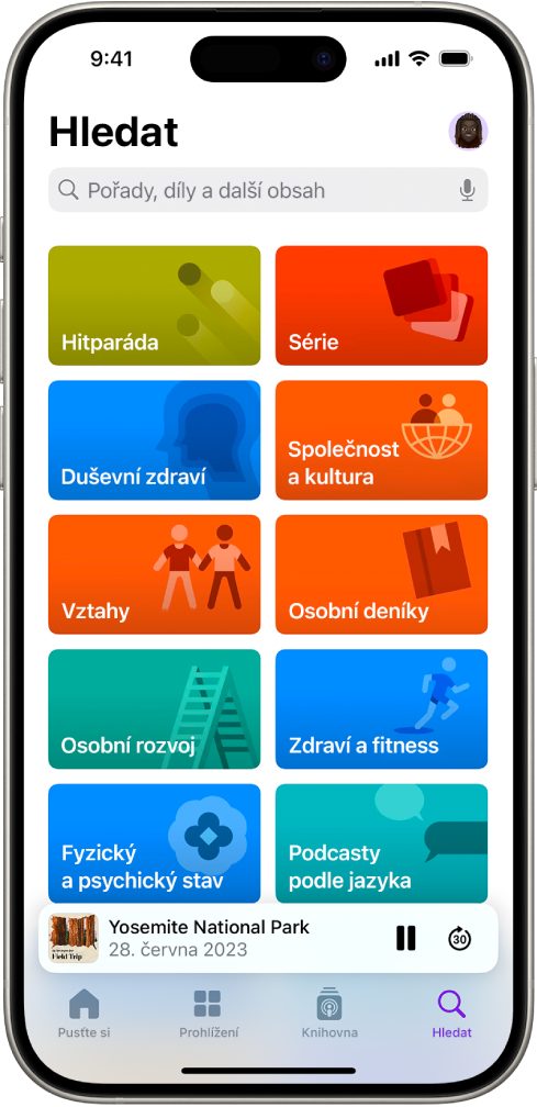 Vyhledávací obrazovka v aplikaci Podcasty se zobrazenými kategoriemi podcastů. Dole na obrazovce je vidět grafika dílu, název dílu a tlačítka Pozastavit a Přeskočit vpřed. U dolního okraje obrazovky jsou vidět panely Pusťte si, Prohlížení, Knihovna a Hledat.
