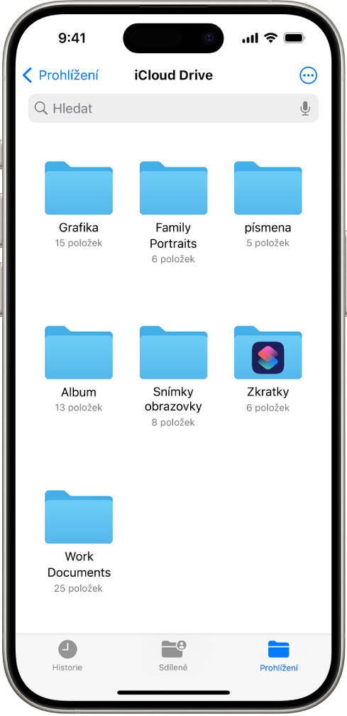 V aplikaci Soubory se zobrazuje několik souborů na iCloud Drivu s názvy Umělecká díla, Rodinné portréty, Dopisy, Album, Snímky obrazovky, Zkratky a Pracovní dokumenty. U dolního okraje obrazovky jsou vidět tlačítka Historie, Sdílené a Prohlížení.