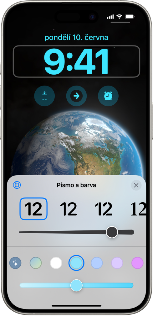 Uzamčená obrazovka iPhonu s ovládacími prvky pro změnu písma a barvy času.