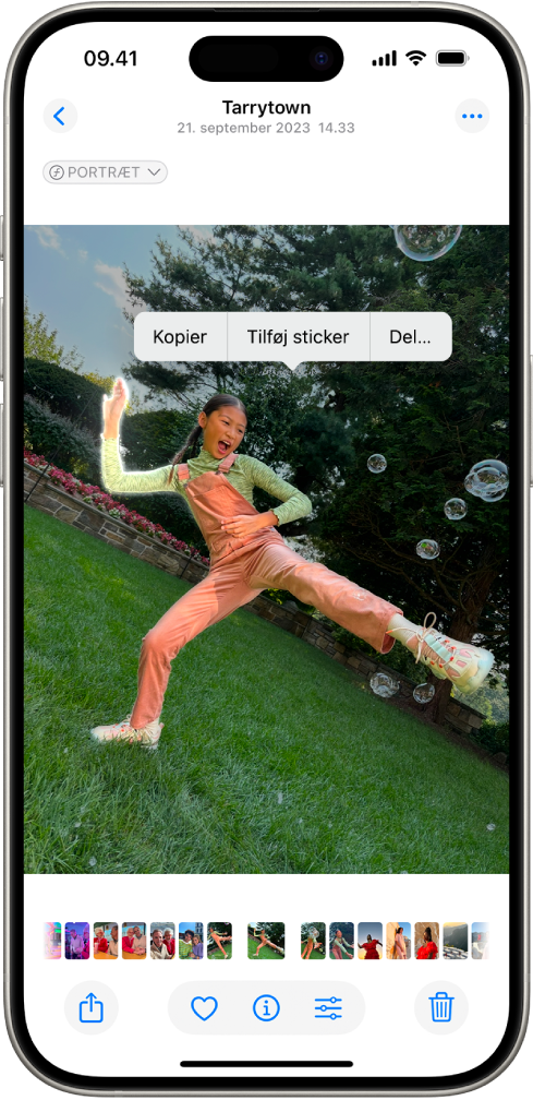 Appen Fotos er åben med et foto af en person. Personen er valgt, og Tilføj sticker er tilgængelig på menuen ovenfor.