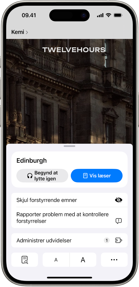 Der er trykket på knappen Sideindstillinger på et websted i Safari, som viser en liste med muligheder, herunder Skjul forstyrrende elementer.