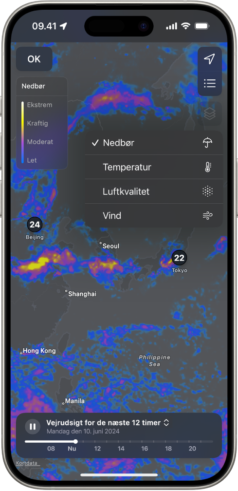 Et temperaturkort over det omkringliggende område fylder iPhone-skærmen. I øverste højre hjørne vises fra øverst til nederst knapperne Lokalitet, Favoritlokaliteter og menuen Overligger. Knappen for menuen Overligger er valgt og viser knapperne Nedbør, Temperatur, Luftkvalitet og Vind. Knappen Nedbør er valgt. I øverste venstre hjørne findes knappen OK og Kortoverliggerskala for nedbør.