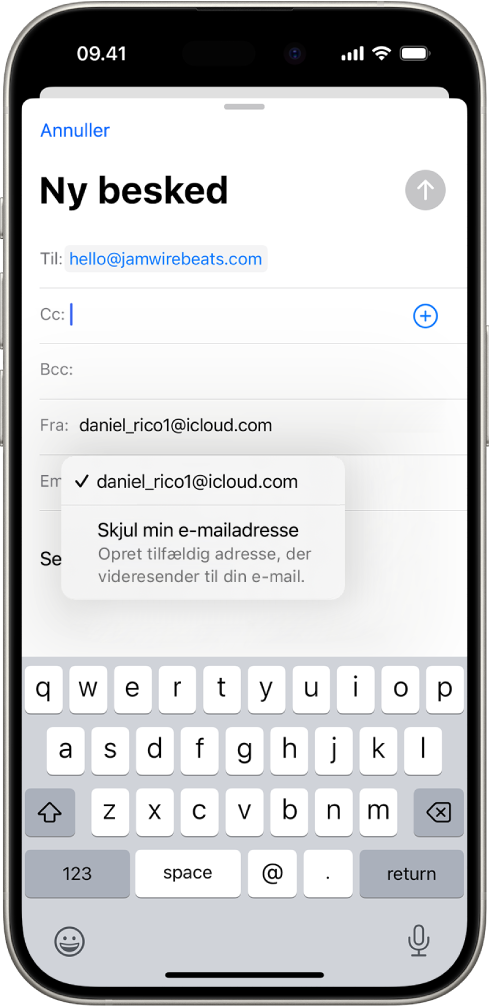 En kladde til en e-mail skrives. Feltet Fra er valgt med to muligheder vist nedenunder, en personlig e-mailadresse og Skjul min e-mailadresse.