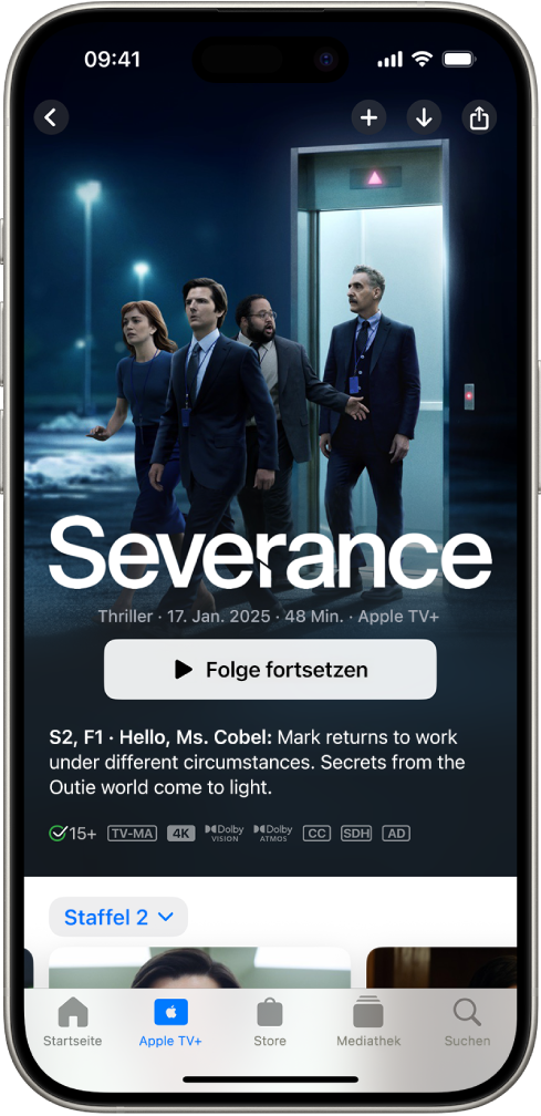 Im Tab „Apple TV+“ wird ein Apple Original mit dem Titel, der Wiedergabetaste und einer Beschreibung der Folge angezeigt. Unten im Bildschirm sind von links nach rechts die Tabs „Startseite“, „Apple TV+“, „Store“, „Mediathek“ und „Suchen“ zu sehen.