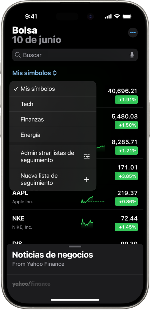 Una lista de seguimiento en la app Bolsa mostrando varias acciones. Cada acción en la lista muestra, de izquierda a derecha, el símbolo y nombre de la acción, una gráfica de rendimiento, el precio la acción y los cambios en su precio. En la parte superior de la pantalla, se selecciona la lista de seguimiento Mis símbolos, donde están disponibles las siguientes listas de seguimiento y opciones: Tecnología, Finanzas, Energía, Administrar listas de seguimiento y Nueva lista de seguimiento.