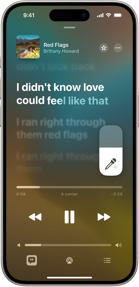 La pantalla Ahora suena mostrando el regulador de A cantar de Apple Music a la derecha de la letra. La letra que se reproduce actualmente se encuentra resaltada.