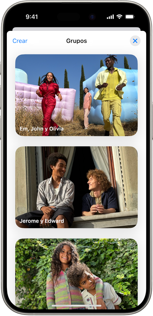 Los grupos están abiertos en la sección Personas y mascotas de la app Fotos, y muestran una lista de colecciones etiquetadas con los nombres de las personas incluidas en cada grupo.