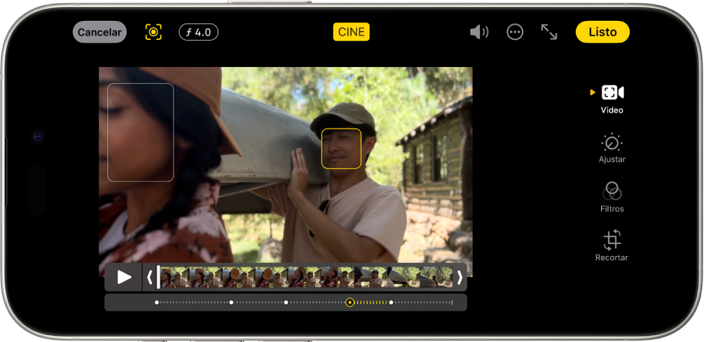 La pantalla de edición de un video con el efecto Cine. En la parte superior izquierda de la pantalla están el botón Cancelar, el botón Cine (manual) y el botón Ajuste de profundidad. En la parte superior central de la pantalla está seleccionado el botón Cine. En la parte superior derecha de la pantalla están los botones Volumen, Más, Ver en pantalla completa y Listo. El video está en el centro de la pantalla y hay un cuadro alrededor del sujeto de enfoque. Debajo del video está el visor de cuadros que muestra el punto en el video en el que cambia el enfoque del sujeto. Los botones de edición están en el lado derecho de la pantalla, de arriba abajo: Video, Ajustar, Filtros y Recortar.