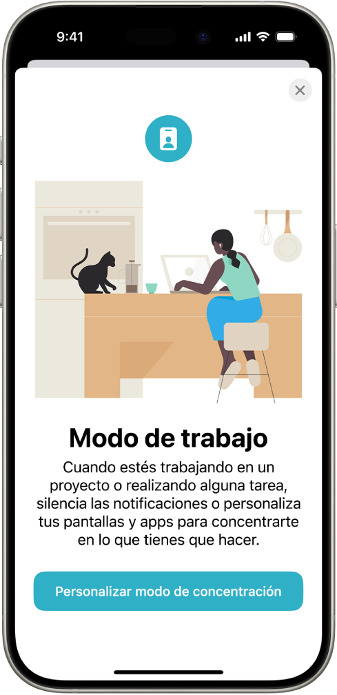 Pantalla con cuatro opciones de concentración: “No molestar”, “Tiempo libre”, Descanso y Trabajo. El botón “Compartir entre dispositivos” te permite usar los mismos ajustes de modos de concentración en todos los dispositivos Apple en los que hayas iniciado sesión en la misma cuenta de Apple.
