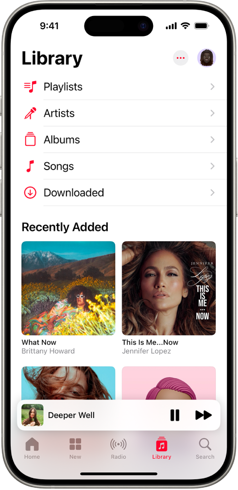 Library-kuva, kus on toodud kategooriate loend valikutega Playlists, Artists, Albums, Songs ja Downloaded. Loendi all on pealkiri Recently Added. MiniPlayer, mis kuvab hetkel esitatava loo nime ning allosas asuvad nupud Pause ja Next