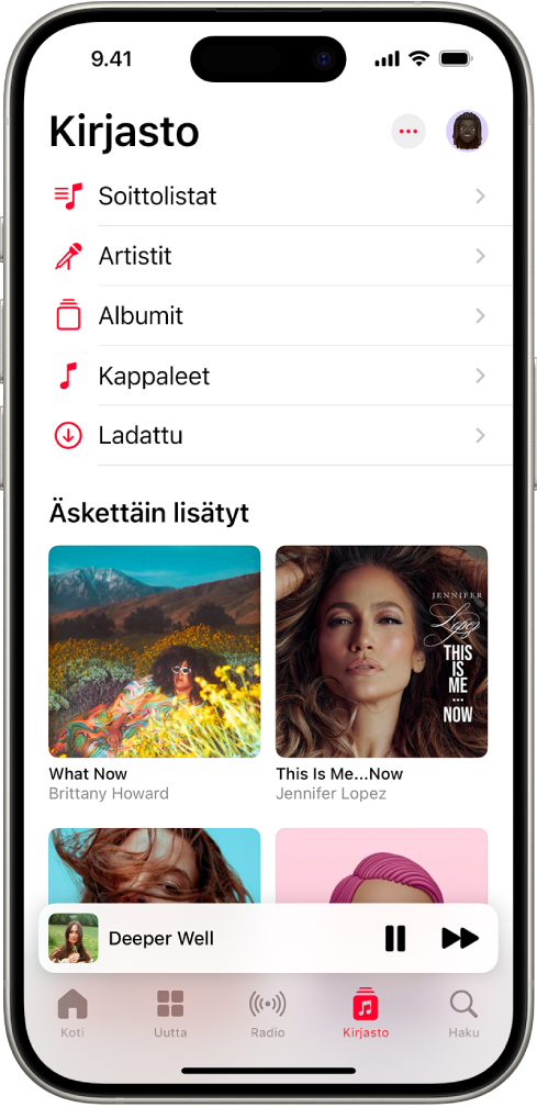 Kirjasto-näyttö, jossa näkyvä kategorialuettelo sisältää kategoriat Soittolistat, Artistit, Albumit, Kappaleet ja Ladatut. Äskettäin lisätyt ‑otsikko näkyy luettelon alapuolella. Minisoitin, jossa näkyvät nykyisen kappaleen nimi sekä Keskeytä- ja Seuraava-painikkeet alareunan lähellä.