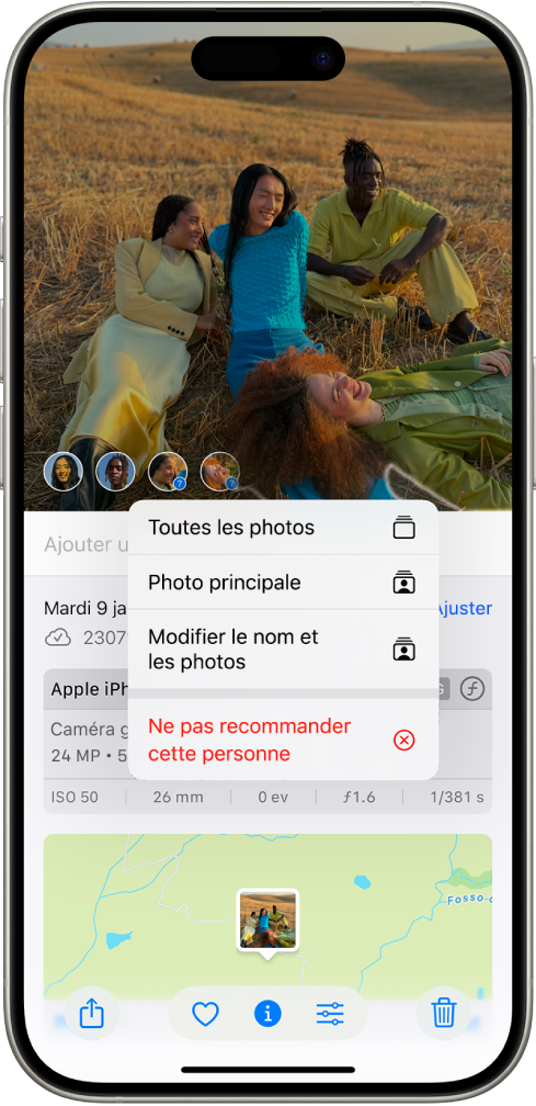 La moitié supérieure de l’écran de l’iPhone présente une photo ouverte dans l’app Photos. Dans le coin inférieur gauche de la photo se trouvent des points d’interrogation en regard des personnes et des animaux qui y figurent. Un point d’interrogation est sélectionné et un menu propose les options, de haut en bas, « Nommer cette personne », « Toutes les photos », « Photo principale », « Modifier le nom et les photos » et « Moins recommander cette personne ».