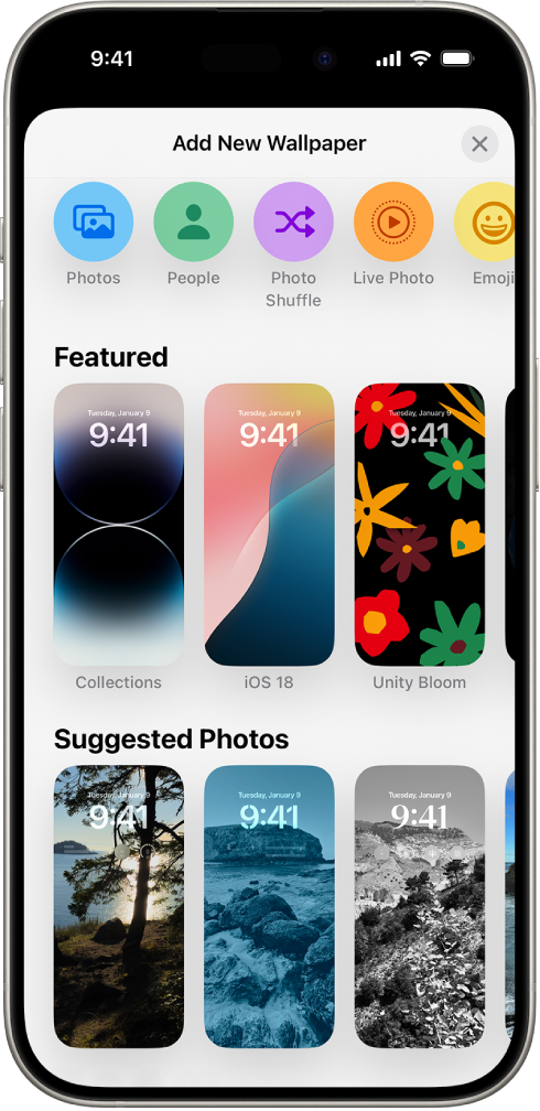 ફીચર કરેલ અને સૂચવેલ ફોટો જેવી શ્રેણીમાં iPhoneની લૉક સ્ક્રીનને કસ્ટમાઇઝ કરવા માટે વૉલપેપર વિકલ્પની ગૅલરી દર્શાવતી “નવું વૉલપેપર ઉમેરો”સ્ક્રીન. લૉક સ્ક્રીન પર ફોટો, લોકો, ફોટો શફલ, ઇમોજી અને હવામાન સ્ક્રીનનું બૅકગ્રાઉંડ ઉમેરવા માટે ઉપર બટન છે.