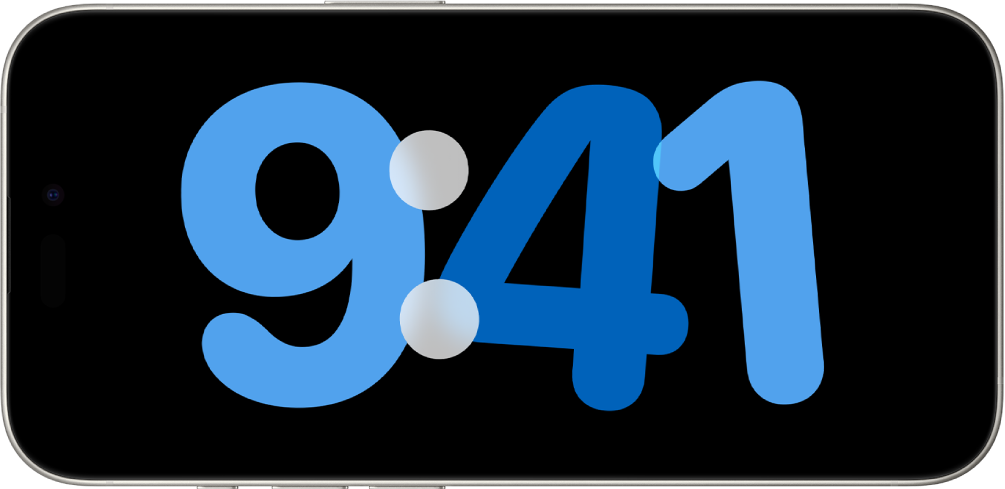 מכשיר iPhone במצב ״המתנה״, שנטען ועומד על הצד, שבו מוצג שעון דיגיטלי על המסך.