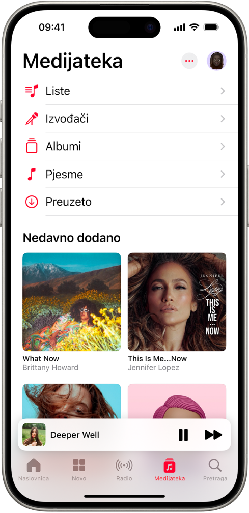 Zaslon Medijateke s prikazom liste kategorija uključujući Reprodukcijske liste, Izvođače, Albume, Pjesme i Preuzeto. Ispod liste prikazuje se zaglavlje Nedavno dodano. MiniPlayer s prikazom naziva trenutačne pjesme, a tipke za pauzu i pomak naprijed prikazuju se na dnu.