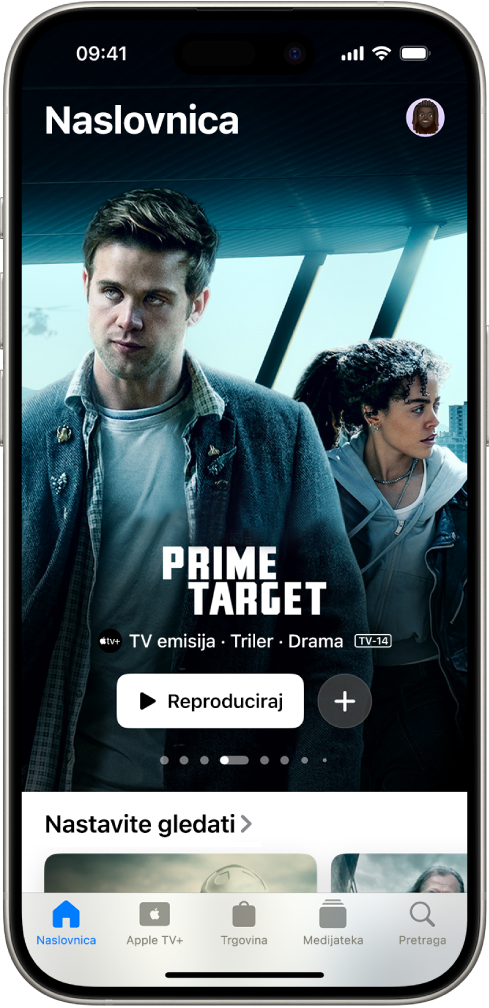 Kartica Naslovna stranica prikazuje istaknuti Apple Original sadržaj u sredini, iznad retka Nastavi gledati. Pri dnu, slijeva nadesno, nalaze se kartice Početna stranica, AppleTV+, Trgovina, Biblioteka i Traži.
