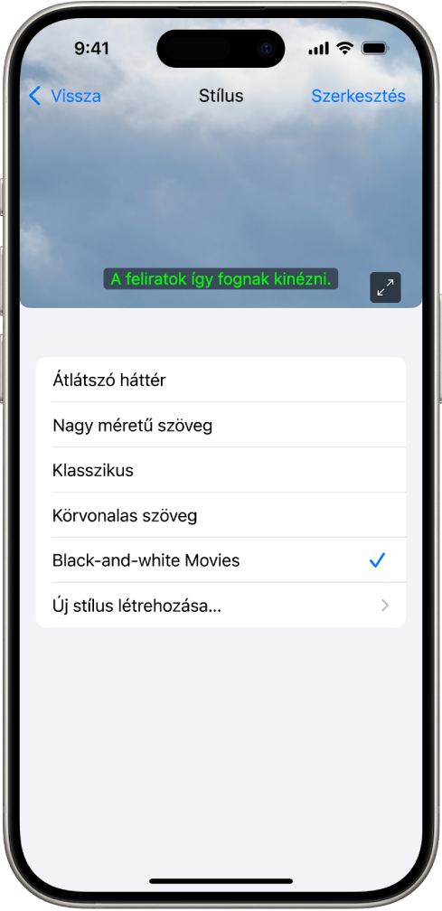Egy iPhone, amelyen egy egyéni stílusú feliratra látható egy példa.