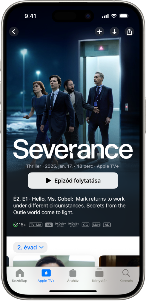 Az Apple TV+ lapon egy kiemelt Apple Original-tartalom látható a címmel, a Lejátszás gombbal és az epizód leírásával. A képernyő alján balról jobbra haladva a következő lapok láthatók: Kezdőlap, Apple TV+, Áruház, Könyvtár és Keresés.