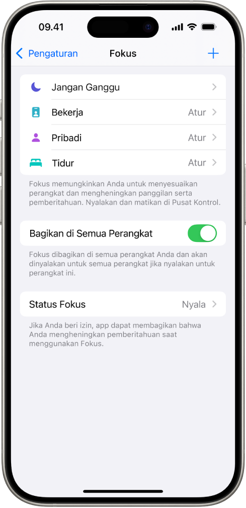 Layar menampilkan lima pilihan Fokus yang disediakan—Jangan Ganggu, Tidak ada pesan selama panggilan, Tidur, Pribadi, dan Kerja. Pilihan Bagikan di Semua Perangkat menyala, yang memungkinkan pengaturan Fokus yang sama untuk digunakan di semua perangkat Apple Anda.