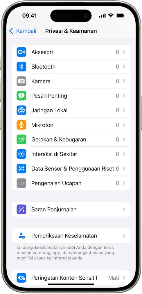 Layar Privasi & Keamanan, dengan pengaturan untuk mengontrol apakah app dapat menggunakan kamera, mikrofon, dan bagian lain dari iPhone Anda.