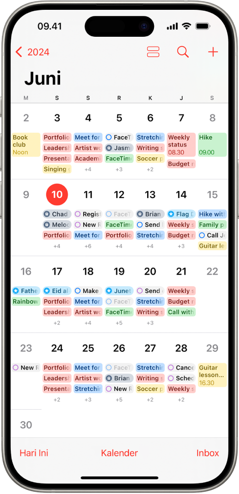 Kalender dalam tampilan Bulan yang menampilkan acara dan pengingat.
