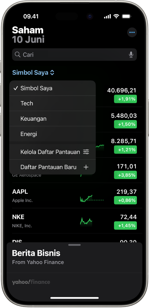 Daftar pengawasan di app Saham yang menampilkan daftar berbagai saham. Tiap saham di daftar menampilkan, dari kiri ke kanan, simbol dan nama saham, bagan kinerja, harga saham, dan perubahan harga. Di bagian atas layar, daftar pengawasan Simbol Saya dipilih dan daftar pengawasan serta pilihan berikut tersedia: Teknologi, Keuangan, Energi, Kelola Daftar Pengawasan, dan Daftar Pengawasan Baru.