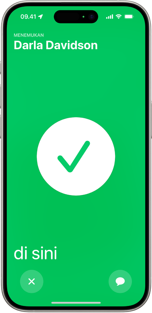 Layar iPhone berwarna hijau dengan tanda centang besar di tengahnya. Nama orang yang sedang dicari berada di pojok kiri atas, dan kata “di sini” berada di pojok kiri bawah, yang menandakan bahwa pertemuan berhasil.