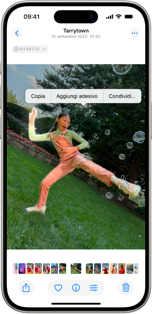 L’app Foto è aperta sulla foto di una persona. La persona è selezionata e nel menu è disponibile l’opzione “Aggiungi adesivo”.