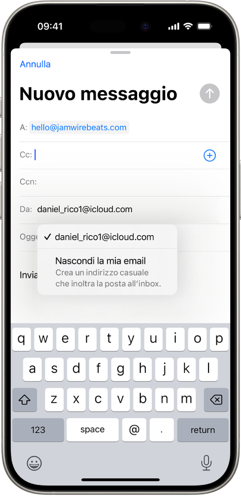La bozza di un’email mentre viene scritta. Il campo Da è selezionato con due opzioni elencate sotto: un indirizzo email personale e “Nascondi la mia email”.