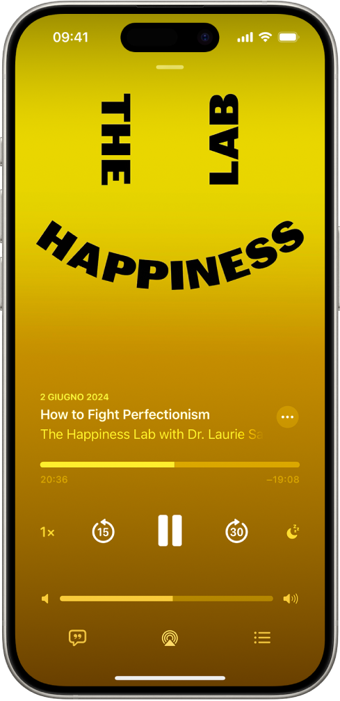 Il pannello “In riproduzione” nell’app Podcast che mostra l’illustrazione di un podcast, il titolo di una puntata, i controlli di riproduzione e il cursore del volume. Nella parte inferiore dello schermo è presente l’icona di AirPlay e il pulsante “In coda”.
