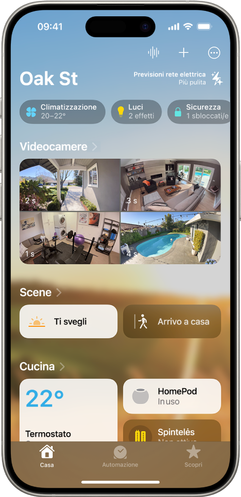 La scheda Casa che mostra, dall’alto verso il basso, quattro categorie, due scene, tre visualizzazioni della videocamera e lo stato di una stanza. In basso sono presenti le schede Casa (selezionata), Automazioni e Scopri.
