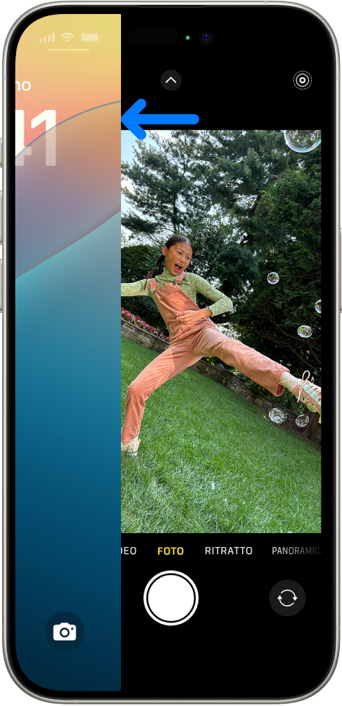 La schermata di iPhone che mostra la schermata di blocco scorrendo verso sinistra e la Fotocamera aperta sulla parte destra dello schermo.