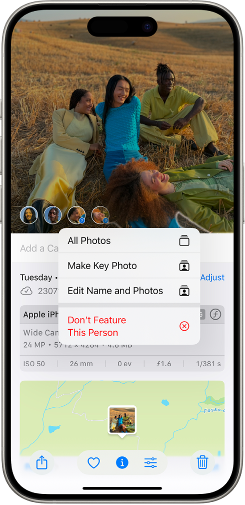 iPhone ಸ್ಕ್ರೀನ್‌ನ ಮೇಲಿನ ಅರ್ಧವು ಫೋಟೋಸ್ ಆ್ಯಪ್‌ನಲ್ಲಿ ತೆರೆದಿರುವ ಫೋಟೋವನ್ನು ತೋರಿಸುತ್ತದೆ. ಫೋಟೋದ ಕೆಳಗಿನ ಎಡ ಮೂಲೆಯಲ್ಲಿ ಜನರು ಮತ್ತು ಸಾಕುಪ್ರಾಣಿಗಳ ಪಕ್ಕದಲ್ಲಿ ಪ್ರಶ್ನಾರ್ಥಕ ಚಿಹ್ನೆಗಳಿದ್ದು ಇದು ಫೋಟೋದಲ್ಲಿ ಕಾಣಿಸಿಕೊಳ್ಳುತ್ತದೆ. ಪ್ರಶ್ನಾರ್ಥಕ ಚಿಹ್ನೆಯನ್ನು ಆಯ್ಕೆ ಮಾಡಲಾಗುತ್ತದೆ ಮತ್ತು ಆಯ್ಕೆಗಳ ಮೆನು, ಮೇಲಿನಿಂದ ಕೆಳಕ್ಕೆ, ಈ ವ್ಯಕ್ತಿಯನ್ನು ಹೆಸರಿಸಿ, ಎಲ್ಲಾ ಫೋಟೋಗಳು, ಪ್ರಮುಖ ಫೋಟೋವನ್ನು ರಚಿಸಿ, ಹೆಸರು ಮತ್ತು ಫೋಟೋಗಳನ್ನು ಎಡಿಟ್ ಮಾಡಿ ಮತ್ತು ಈ ವ್ಯಕ್ತಿಯನ್ನು ಕಡಿಮೆ ತೋರಿಸಿ ಎಂಬುದನ್ನು ಒಳಗೊಂಡಿರುತ್ತದೆ.