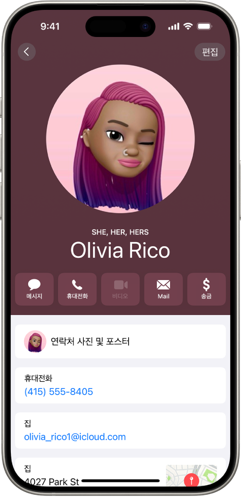 연락처 사진 아래에 대명사 She, Her, Hers가 있는 Olivia Rico라는 연락처. 이름 아래에는 메시지 보내기, 통화하기, 메일 보내기 및 Apple Pay 사용하기 버튼이 있음. 화면 하단에는 휴대전화 번호 및 이메일 주소가 있음.