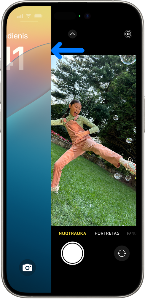 „iPhone“ ekranas, kuriame užrakinimo ekranas slenkamas į kairę, o dešinėje ekrano pusėje atidaromas fotoaparatas.