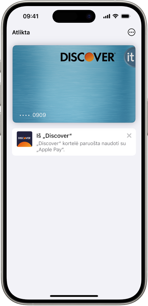 „Apple Card“ kortelė piniginėje, kurioje viršuje dešinėje rodomas mygtukas „Daugiau“. Po kortelės vaizdu yra kortelės likutis, savaitės veikla ir mokėjimo mygtukas. „Taupomoji sąskaita“ einamasis likutis ir naujausios operacijos kortele yra apačioje.