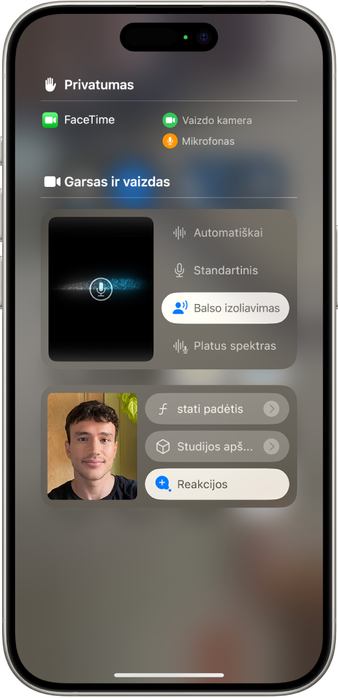 „Valdymo centro“ nustatymai „FaceTime“ skambučiams, leidžiantys rinktis iš garso nustatymų „Automatinis“, „Standartinis“, „Balso izoliavimas“ ir „Platus spektras“.