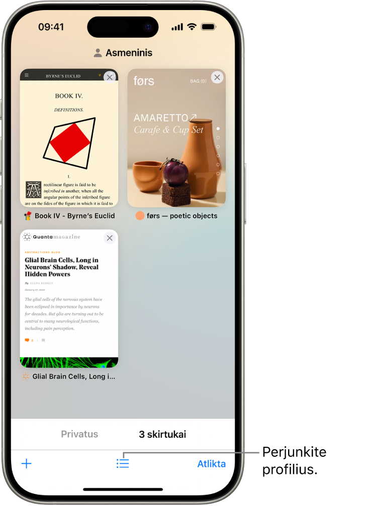 „iPhone“ ekrane rodomi atidaryti „Safari“ skirtukai. „Safari“ skirtukų grupės piktograma yra ekrano apačioje. Norėdami perjungti profilius, bakstelėkite piktogramą.